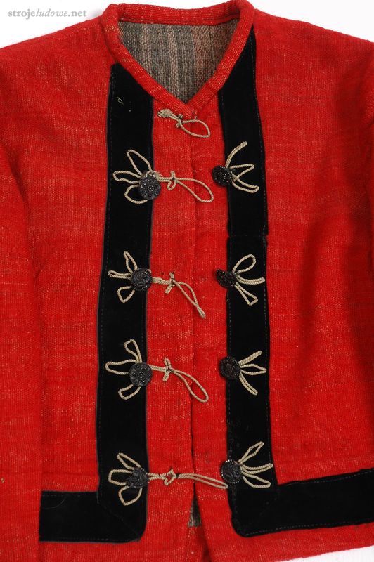 Kaftan <em>z ogonem</em> – zapięcia na pętelki, Sieradzkie, okres międzywojenny. Ze zbiorów Muzeum Archeologicznego i Etnograficznego w Łodzi. Dobór zabytków i aranżacja na modelu A. Woźniak, fot. Wł. Pohorecki

Kaftany <em>z ogonem</em> szyto najczęściej z czerwonego wełnianego samodziału, bez kołnierzyka i zapinano na czarne pętelki, które zahaczano przemiennie na naszyte z dwóch stron przodów guziczki.