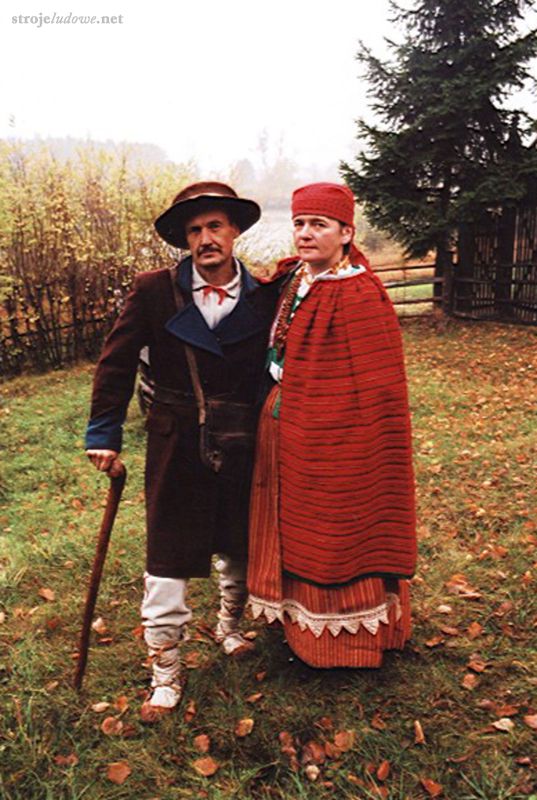 Kobieta w zapasce naramiennej, 2002 r., fot. B. Deptuła, Muzeum Północno Mazowieckie w Łomży

Zapaski naramienne (<em>fartuchy do przyodziewu</em>) zakładano na ramiona lub na głowę (wtedy ich brzegi podtrzymywano pod brodą). Okrywały ciało kobiety aż poniżej linii bioder.