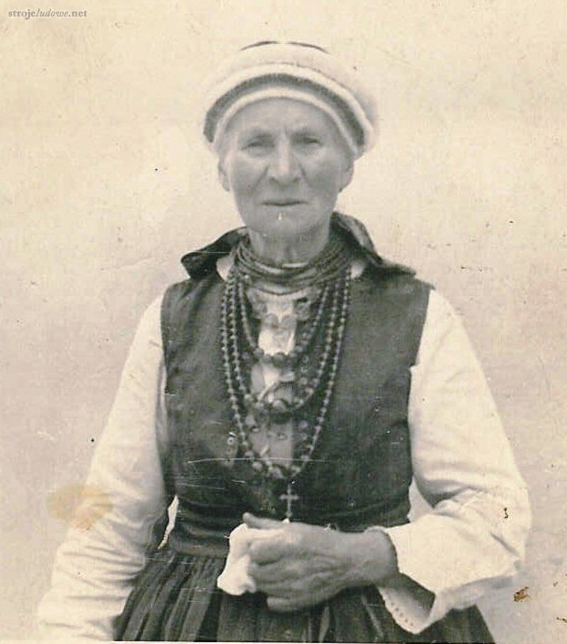 Zofia Fortuna, ok. 1920 r., Archiwum Gminnego Ośrodka Kultury w Sannikach

Czepiec to element stroju mężatek używany powszechnie do pierwszej wojny światowej.