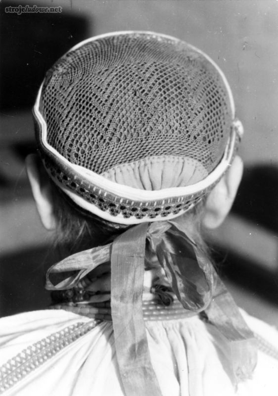 Kobieta w <em>chamełce</em> z <em>zatyczką</em> i czepkiem siatkowym, fot. B. Czarnecki, 1956 r., Archiwum Naukowe Państwowego Muzeum Etnograficznego w Warszawie