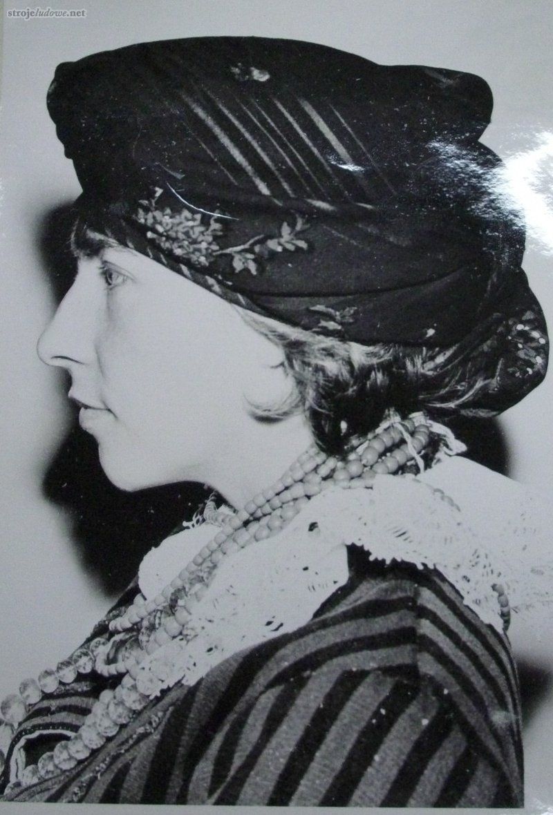 Teofila Olczak, 1920 r., pozyskano od Marka Olczaka, Gminny Ośrodek Kultury w Sannikach

Małe <em>szalinówki</em> wiązano na karku (węzeł znajdował się zawsze wysoko na potylicy), uzyskując rodzaj w nasuniętej głęboko na czoło czapeczki.