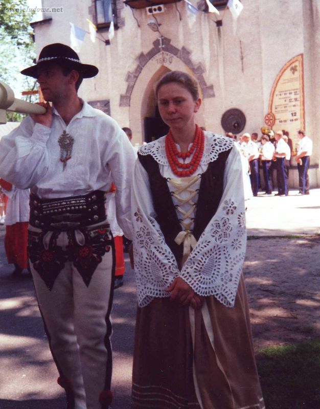 Boże Ciało w Ludźmierzu, 2000 r., fot. E. Jaworska

Najpiękniejszą i najbardziej pożądaną przez góralki biżuterią były naszyjniki z krwistoczerwonego korala naturalnego o dużych, prawie okrągłych paciorkach. Ich posiadanie świadczyło o zamożności rodziny, były one też ważnym elementem wyprawy ślubnej. Ich sznury (<em>wojki</em>) przymocowywano do metalowych kółek i związywano na karku wstążką w takim kolorze, jak użyta do zasznurowania gorsetu.