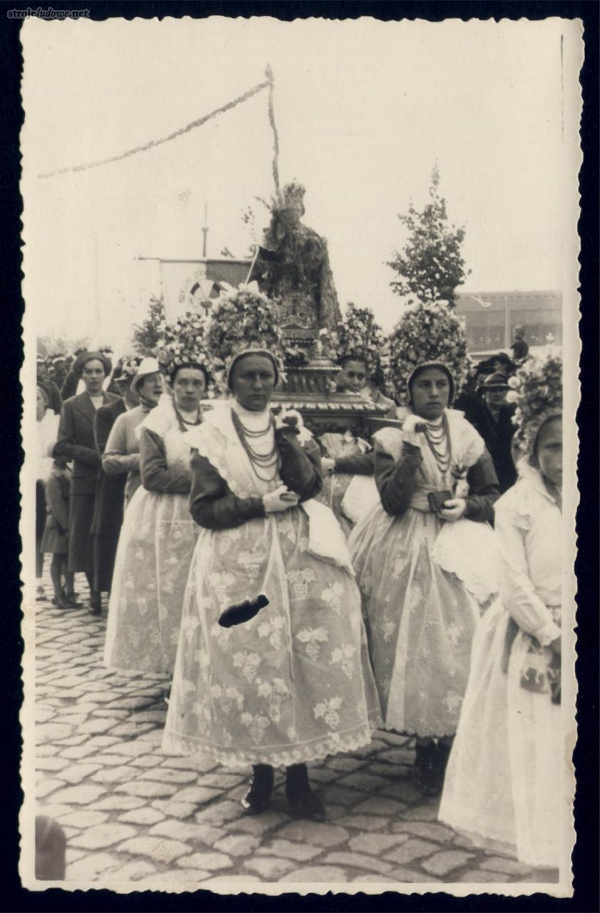 Bamberki z Żegrza na procesji Bożego Ciała,1936 r. Fotografię udostępniło Towarzystwo Bambrów Poznańskich