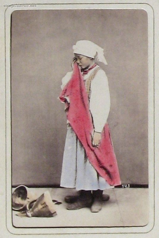 Kobieta w <em>sukience</em>, fot. I. Kriger, Archiwum Naukowe Państwowego Muzeum Etnograficznego w Warszawie
Najkosztowniejszy element stroju Krakowianki stanowiła tzw. <em>sukienka</em> lub inaczej <em>przyjaciółka</em>, noszona przez mężatki i starsze panny. Mogła być długości do kolan lub dłuższa, dopasowana do figury, w pasie ułożona w fałdy, ze stojącym lub wykładanym kołnierzem.