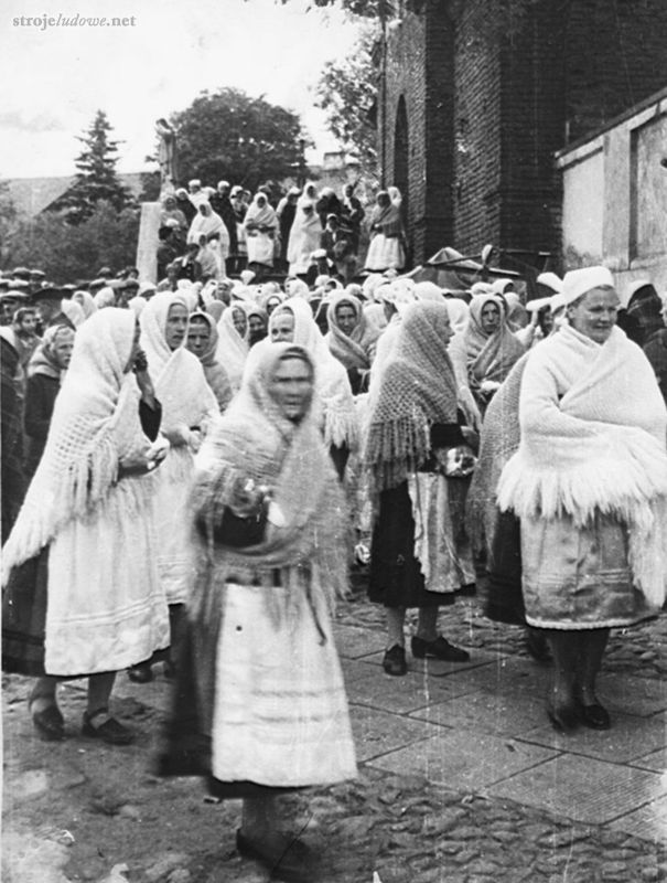 Przed kościołem w Myszyńcu, fotografia wykonana w latach sześćdziesiątych XX w., fot. NN, Muzeum Północno Mazowieckie w Łomży

Po I wojnie światowej, miejsce zapasek naramiennych stopniowo zajmowały chusty, zwykle gładkie, niekiedy w kratę, będące wyrobami fabrycznymi. Noszono je jesienią i zimą zarzucone na głowę i ramiona, wiążąc ich długie końce na plecach. W latach pięćdziesiątych XX wieku modnymi stały się, noszone do dziś  chusty robione ręcznie szydełkiem, o brzegach wykończonych frędzlami. Przeznaczano na nie wełnę w naturalnym, białym kolorze.