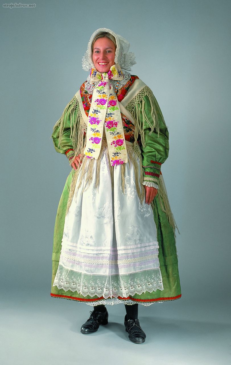 Strój mężatki z Dąbrówki Wielkopolskiej, I połowa XX w. Ze zbiorów Muzeum Etnograficznego Oddział Muzeum Narodowego w Poznaniu, aranżacja na modelce E. Sobiak, fot. A. Cieślawski

W użyciu były także, noszone głównie przez mężatki, zapaski płócienne ( zdobił je na prawie całej powierzchni biały haft ręczny lub maszynowy) oraz zapaski z różnorodnych tkanin o stonowanej kolorystyce. Większość z nich zdobiły: przyszyta do dolnej krawędzi kremowa lub czarna koronka oraz naszycia z tasiemki rozmieszczone wzdłuż dolnego brzegu. Ozdobne były także wiązania, które związywano w „motyla”. Niekiedy do jednego z troczków doszywano gotową już kokardę wykonaną z tej samej tkaniny co zapaska i podobnie zdobioną i wówczas zapaski już nie związywano tylko zapinano na haftkę.