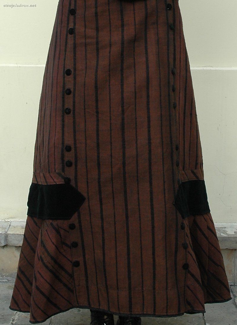 Spódnica, fot. E. Piskorz-Branekova, własność prywatna

Ozdobę spódnicy stanowiły niekiedy także naszyte pionowo guziki obciągnięte aksamitem (w przedniej, gładkiej części spódnicy), pełniące wyłącznie rolę dekoracyjną.