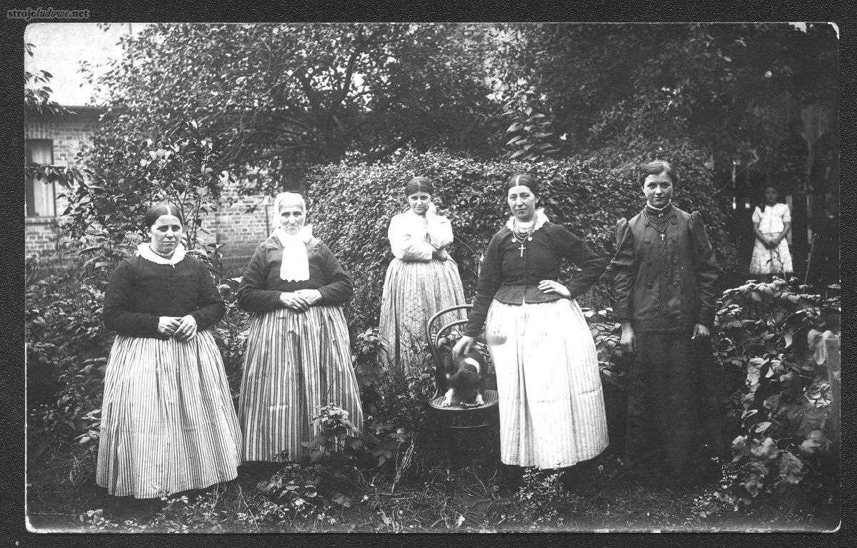 Bamberki w strojach codziennych z początku XX w.<strong> </strong>Fotografia ze zbiorów Muzeum Etnograficznego, Oddział Muzeum Narodowego w Poznaniu

Do stroju wyjściowego noszonego w dzień powszedni, a także na pogrzeb używano tzw. <em>fartuchów zefirowych.</em> Były one skromne, pozbawione ozdób,<em> </em>szyte z kremowych tkanin w granatowe lub popielate, pionowe paski.