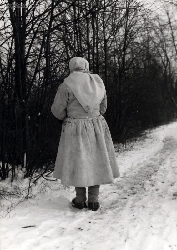 Kobieta w kożuchu, fot. B. Czarnecki, 1956 r., Archiwum Naukowe Państwowego Muzeum Etnograficznego w Warszawie