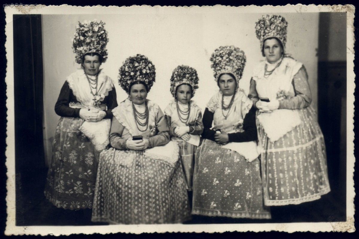 Bamberki z Żegrza 1937 r. Fotografię udostępniło Towarzystwo Bambrów Poznańskich

Chusty tiulowe i batystowe, noszono na ramionach do najbardziej uroczystej wersji ubioru. Jeśli strój nosiła panna, chustkę zarzucano na ramiona, a jej końce krzyżowano na piersiach i wiązano z tyłu w dwa stojące rożki.