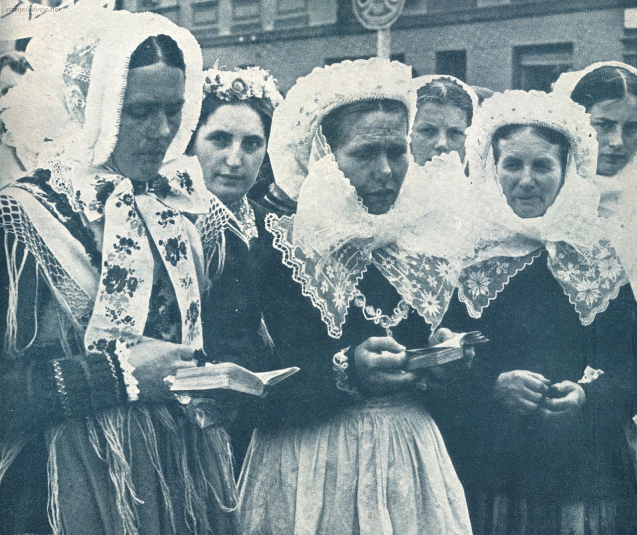 Wieśniaczki z powiatu nowotomyskiego w strojach regionalnych na uroczystości przekazania sprzętu wojskowego w Nowym Tomyślu, „Ziemia”, 1938

Sieci składano po przekątnej i zakładano na ramiona, a następnie dwa rogi chusty krzyżowano na piersiach i przypinano szpilkami do boków spódnicy lub szorca. Ponadto używano tzw. chustek tureckich wełniano-jedwabnych w fantazyjne desenie roślinne i francuskich, będących drukowanym substytutem chust tureckich. Oba te typy chust złożone po przekątnej i narzucone na ramiona okrywały całą postać kobiety i chroniły ją przed chłodem.