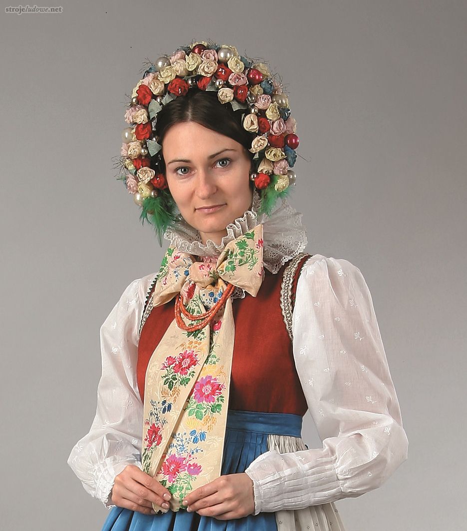 Naszyjnik z korali naturalnych, Wielkopolska, I połowa XX w. Ze zbiorów Muzeum Etnograficznego Oddział Muzeum Narodowego w Poznaniu, aranżacja na modelce E. Sobiak, fot. A. Cieślawski

Biżuterię dziewczyna otrzymywała po ukończeniu szkoły i później stanowiła ona część jej wyprawy. Noszono korale prawdziwe (prawe) i szklane, które je naśladowały. Ich paciorki były zwykle okrągłe, nawlekane na cztery do siedmiu sznurków. Niekiedy kobiety używały także jednosznurowych naszyjników z podłużnych, czerwonych paciorków. Wszelkie korale, niezależnie od tego z jakiego surowca były wykonane, zakładano na kryzkę.