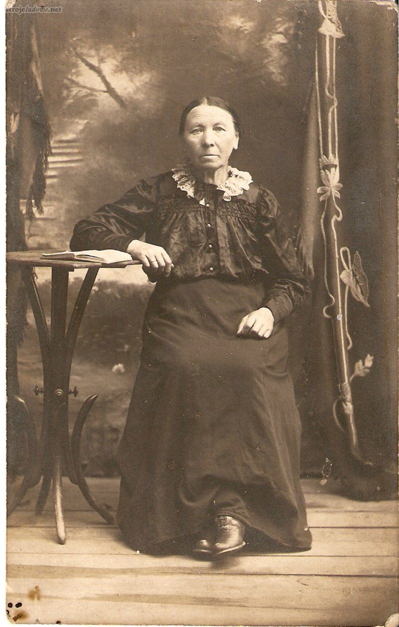 Starsza kobieta, Żebry, ok. 1910 r., własność prywatna

Kaftaniki zdobiły zakładki, szczypanki i wstawki z koronki lub gipiury. Te ostatnie wszywano najczęściej w znajdujący się na przodach i plecach lub tylko z przodu dekolt karo imitujący karczek. Na uszycie kaftaników przeznaczano różnorodne tkaniny, na zimowe i noszone przez kobiety starsze używano najczęściej gładkich wełnianych tkanin samodziałowych i fabrycznych. Letnie szyto z gładkiego lub wzorzystego (najczęściej w paski lub kratkę) batystu, muślinu, perkalu.

<em> </em>