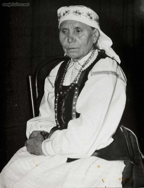 Anna Kordecka, Myszyniec, fotografia wykonana w latach 1958-1962, fot. NN, Muzeum Północno Mazowieckie w Łomży

Chustki po wywiązaniu miały kształt przysłaniającej czoło czapeczki, z rogami związanymi na karku (sposób wiązania typowy tylko dla tego regionu).
