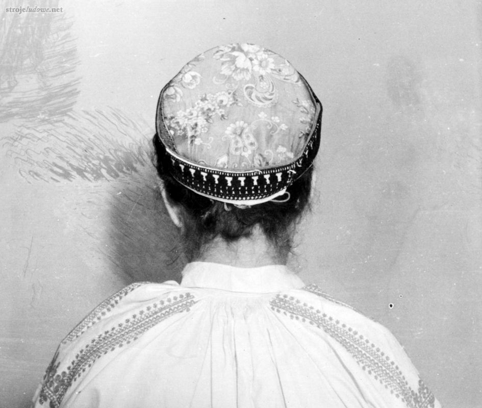 Kobieta w <em>chamełce</em> z <em>zatyczką</em> i czepkiem tybetowym, fot. B. Czarnecki, 1956 r., Archiwum Naukowe Państwowego Muzeum Etnograficznego w Warszawie