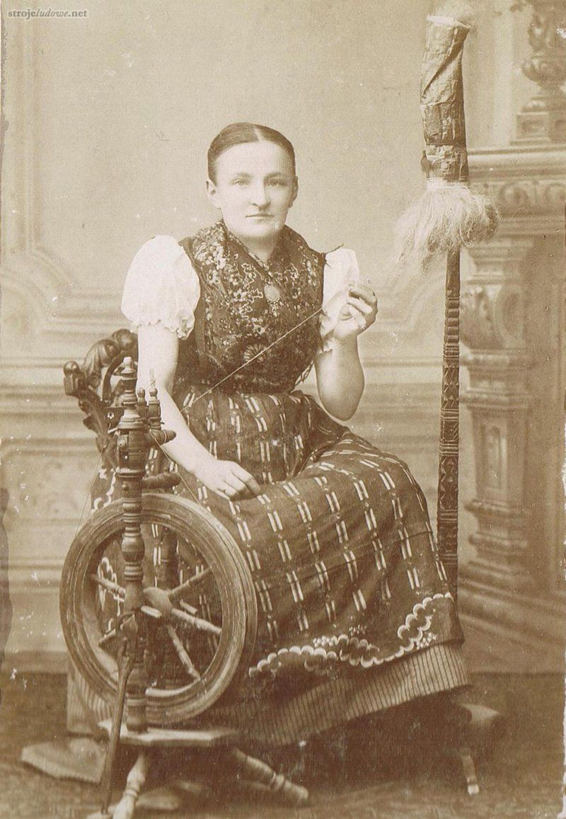 Kobieta we wzorzystej chustce, ze zbiorów Muzeum Etnograficznego Odział Muzeum Narodowego we Wrocławiu

Chustki noszono kwadratowe, niekiedy trójkątne, jedwabne, pasiaste lub wzorzyste, najczęściej jednak białe batystowe.