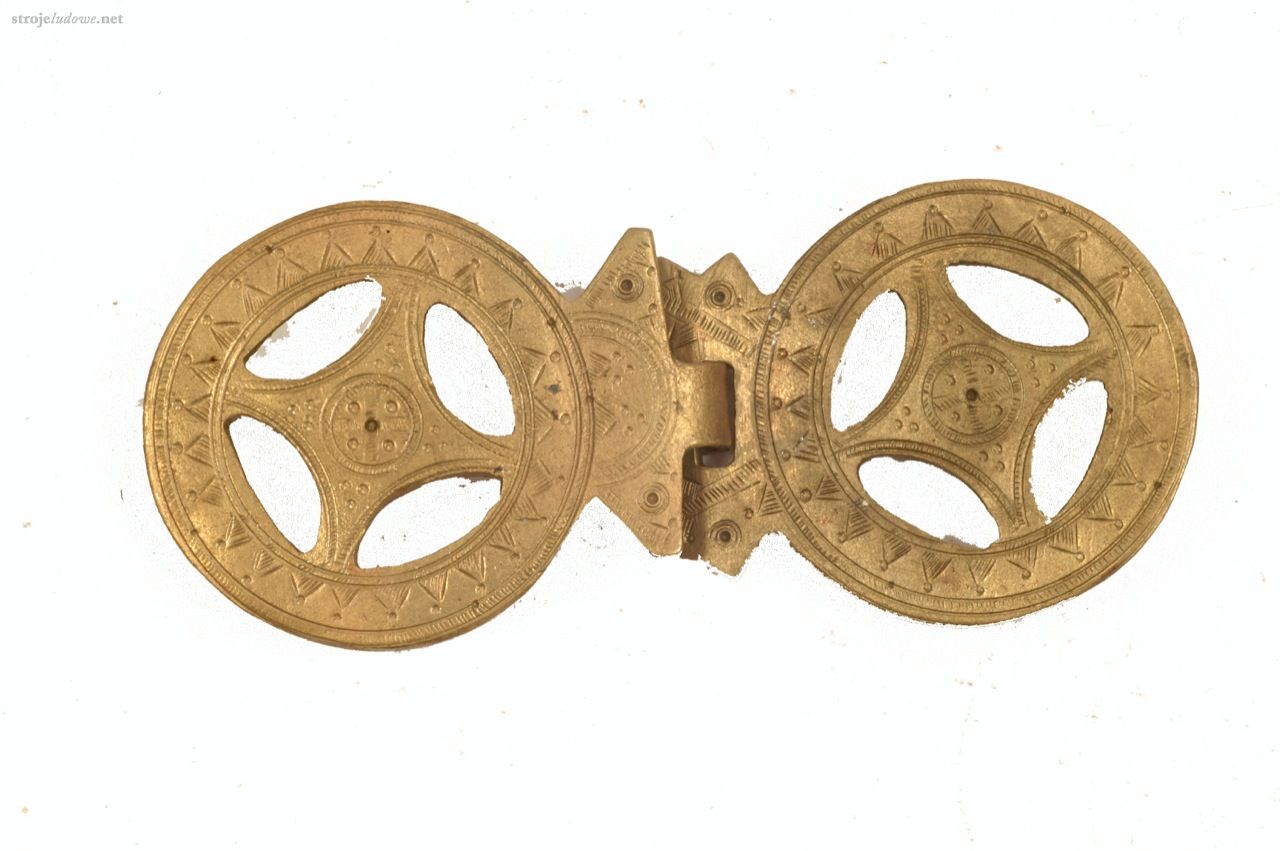 <em>Czepraha </em>– zapinka do korali, XIX/XX w., Huculszczyzna, ze zbiorów Muzeum Archeologicznego i Etnograficznego w Łodzi, fot. Wł. Pohorecki

Korale były dopinane do mosiężnych <em>czeprach</em> tzn. masywnych klamer, które zapinane na karku utrzymywały ciężar bogatych naszyjników.