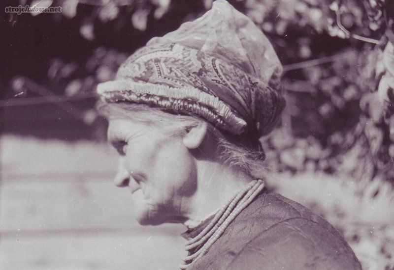 Kobieta w tradycyjnym stroju, wieś Rudzienko k. Kołbieli 1959 r., fot. Maria Piłat, ze spuścizny po Barbarze Kaznowskiej, własność prywatna

Czepki były nieodzownym elementem stroju mężatki. Pierwszy czepek kupowała młodej mężatce jej matka chrzestna, a zakładano go jej na głowę po raz pierwszy w czasie oczepin. Szyciem, zdobieniem, a potem praniem i odświeżaniem czepków zajmowały się miejscowe specjalistki (<em>cepcark</em>i). Ten typ nakrycia głowy kobiety zamężne nosiły do ok. 1930 r.