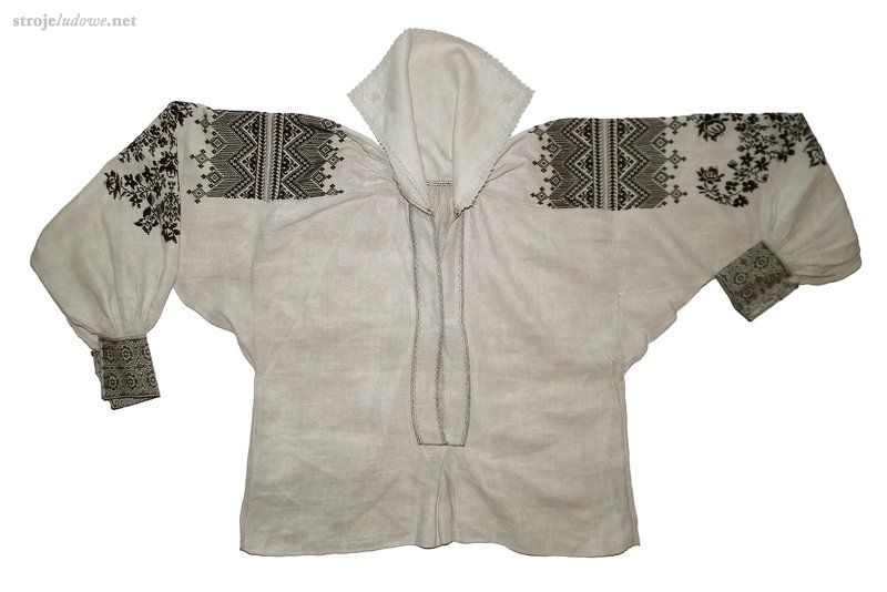 Koszula kobieca, ze zbiorów Muzeum Zamojskiego, fot. H. Szkutnik

Kobiety nosiły koszule o kroju przyramkowym, początkowo szyte z lnianego płótna samodziałowego, a od początków XX w. często z bawełnianego, fabrycznego. Koszula była długa, często z <em>nadołkiem</em> (niewidoczna część koszuli, pełniąca także rolę bielizny, szyta z gorszego gatunkowo płótna). Miała duży, prostokątny, wykładany kołnierz i szerokie, przymarszczone przy dłoniach rękawy wszyte w mankiet. Koszulę na przodach i mankiety zapinano na małe szklane guziczki, często w kolorze czarnym. Na kołnierzu hafty rozmieszczano wzdłuż dwóch lub trzech jego boków, mogły być one białe płaskie lub czarne krzyżykowe. Ponadto, wyszycia krzyżykowe o motywach geometrycznych i zgeometryzowanych roślinnych (czarne lub kolorowe) umieszczano na mankietach, <em>przyramkach</em>, a niekiedy także i na rękawach koszuli.