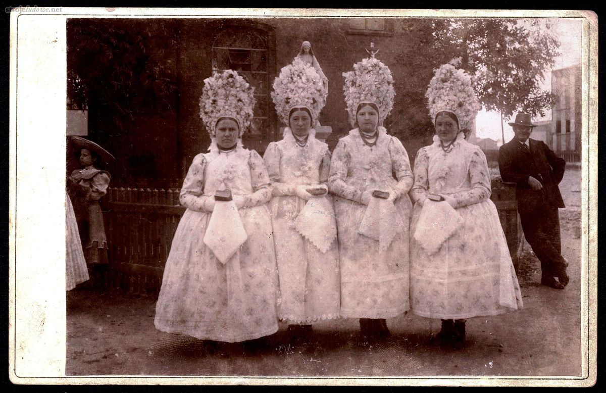 Bamberki w strojach świątecznych, z kornetami, przed klasztorem św. Floriana w Jeżycach, ok. 1900 r. Fotografia ze zbiorów Muzeum Etnograficznego, Oddział Muzeum Narodowego w Poznaniu

Wszystkie <em>kornety</em> mocowano tasiemkami do upiętych na karku włosów, co maskowała kokarda z wzorzystej wstążki. Ich noszenie było trudne i wymagało zachowania prostej i sztywnej postawy.