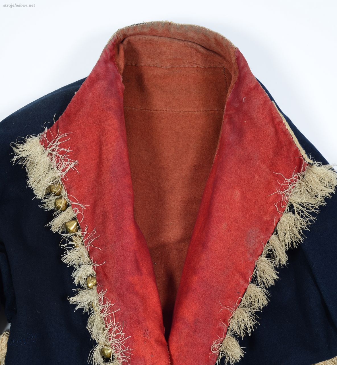 Przód żupana podszyty czerwonym suknem <em>kirem</em>, ozdobiony frędzlami i mosiężnymi <em>bucolam</em>i, łańcuckie, druga połowa XIX w., Ze zbiorów Muzeum Archeologicznego i Etnograficznego w Łodzi, fot. Wł. Pohorecki

W pasie żupan zapinany był na dwie lub trzy haftki, górna część była rozchylona z widocznymi czerwonymi wyłogami, które znajdowały się również u dołu rękawów. Wyłogi dla większej ozdoby miały doszyte frędzle, pomiędzy które wszywano mosiężne lub cynowe <em>bącole</em> tzn. guzy.