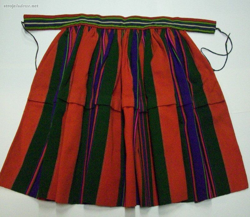 Zapaska, ze zbiorów Muzeum Mazowieckiego w Płocku, fot. E. Piskorz-Branekova

Zapaski miały tę samą długość, co <em>wełniaki</em> i <em>sukienki</em>, szyto je z jednego płata tkaniny, który po przymarszczeniu wszywano w pasek.