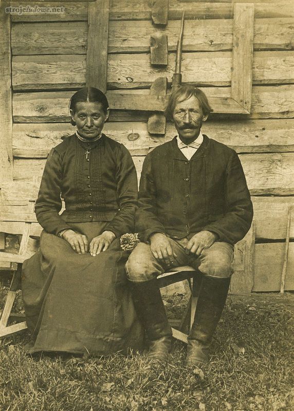 Agnieszka i Marcin Dziurowie z Latyczyna, autor fotografii nieznany, ze zbiorów Muzeum Zamojskiego.

Kaftany mogły być dwojakiego rodzaju. Luźne o bardzo prostym kroju szyte z białych, lnianych samodziałów. Dopasowane do figury krojono z 4 do 6 płatów tkaniny, podkreślały one talię, miały rękawy wszyte z bufką i zwężające się przy dłoni. Ich kroje wzorowano na ogólnoeuropejskiej modzie przełomu XIX i XX w. Szyto je tkanin fabrycznych. Kaftany obu typów zapinane były na guziki tyle tylko, że te z tkanin fabrycznych miewały niekiedy zapięcie asymetryczne.