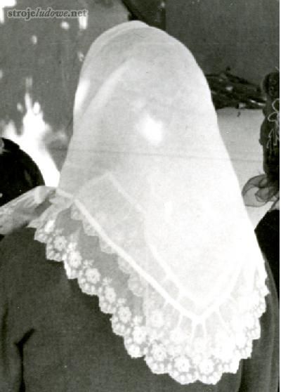 <em>Rzadka </em>chustka, zdjęcie ze zbiorów Muzeum Etnograficznego w Rzeszowie, autor nieznany

W rzeszowskim kobiety do stroju nosiły kilka rodzajów chustek. Na czepcu noszono chustę tiulową zwana <em>rzadką </em>tak by spod niej widoczny były czepiec.