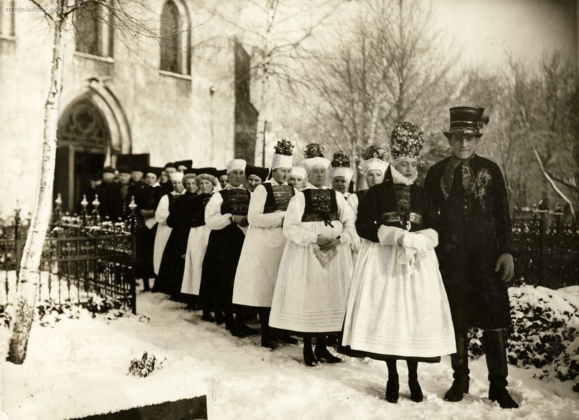 Jamneński orszak ślubny, ze zbiorów Muzeum Narodowego w Szczecinie

Zapaska była zwykle szeroka (osłaniała przód, boki, a częściowo także tył kobiecej sylwetki), o tej samej długości co i spódnica, wszyta w pasek. Zapaski najczęściej szyto z białego samodziału lnianego lub z cienkich, czarnych tkanin fabrycznych. Białe były częścią ubioru panien, panny młodej i młodych mężatek. Zdobiły je wąskie zakładki i rzędy mereżki lub koronki (początkowo wykonywanej ręcznie, z czasem fabrycznej). Natomiast zapaski czarne, noszone przez osoby starsze, zwykle pozbawione były ozdób.