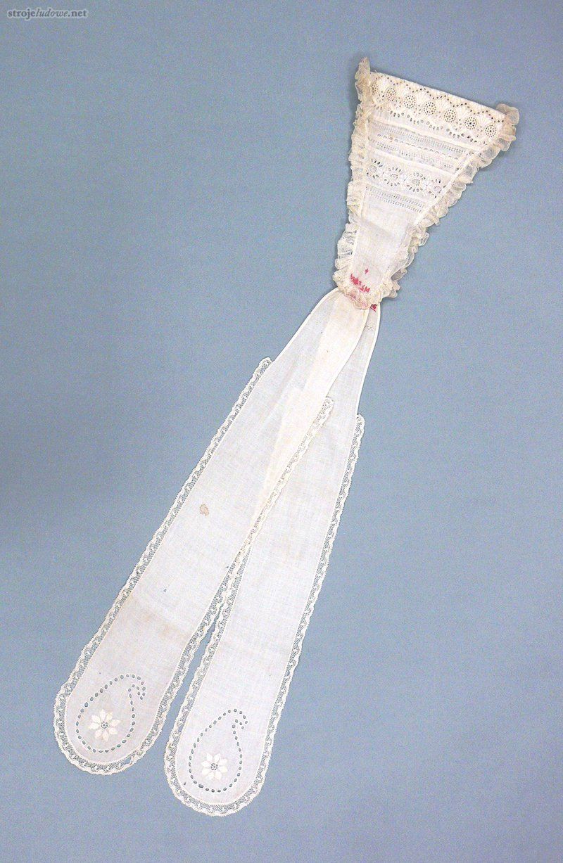 <em>Półczepek</em>, ok.1905 r., ze zbiorów Muzeum Północno-Mazowieckiego w Łomży, fot. W. Pawlak

Drugi rodzaj czepków, noszonych przez przedstawicielki drobnej szlachty to tzw. <em>półczepki </em> – <em> </em>także<em> </em>płócienne lub batystowe, często również tiulowe, przeważnie zdobione haftem. Ich główka (okalająca górną część głowy i jej boki) miała wrzecionowaty kształt, a do niej doszyte były długie wiązania.