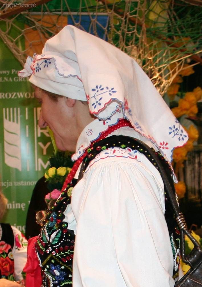 Sposób wiązania chustki w „motyla”, rzeszowskie, 2010 r., fot. A. Woźniak

Chustka zawiązywana była nad czołem „w motyla” to znaczy ze sterczącymi na boki końcami. Zdobiona była haftem o brzegach wykończonych ząbkami lub wąską koronką.