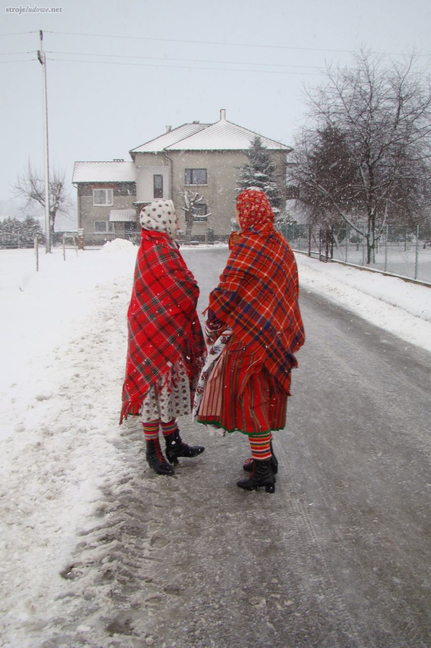 Dziewczęta w strojach zimowych, dla których charakterystyczne są chustki na głowach oraz duże, kraciaste chusty naramienne tzw. odziewaczki [ymertihła]. W takich strojach młodzież chodzi dzisiaj po kolędzie. 2013 r., fot. Justyna Majerska (Biöetuł) 

Charakterystycznym elementem stroju wilamowskiego są pończochy, których kolorystykę wyznacza wiek właścicielki. Jaśniejsze przysługują młodszym, a ciemniejsze starszym kobietom. Buty kobiece powstawały z czarnej skóry (czółenka) oraz aksamitu (obszycie wokół kostek). Całość uzupełniana była prostym, czarnych haftem łańcuszkowym.