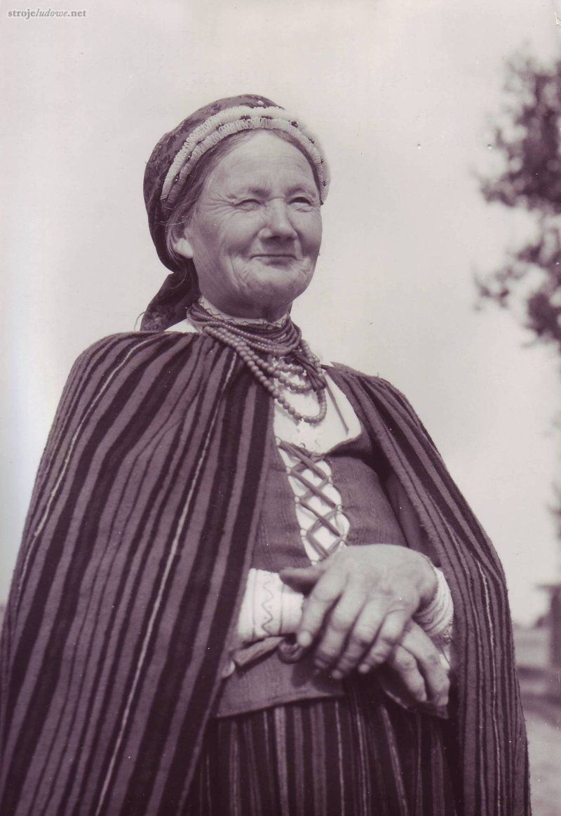 Kobieta w stroju kołbielskim, wieś Człekówka k. Kołbieli 1960 r., fot. Bohdan Czarnecki, ze spuścizny po Barbarze Kaznowskiej, własność prywatna.

<em>Czepek po chustce </em>miał główkę i <em>riuszkę</em> (niekiedy było jej dwa lub trzy rzędy), pozbawione jakichkolwiek ozdób. Główka składała się niekiedy aż z trzech warstw: wierzchniej tiulowej i zamocowanych pod nią dwóch małych, prostych, ściśle opinających głowę czepków: płóciennego i siatkowego. Na taki czepek zakładano chustkę tak, że po jej zawiązaniu widoczna była wyłącznie <em>riuszka</em>. Ten typ czepków noszony był raczej przez starsze mężatki.