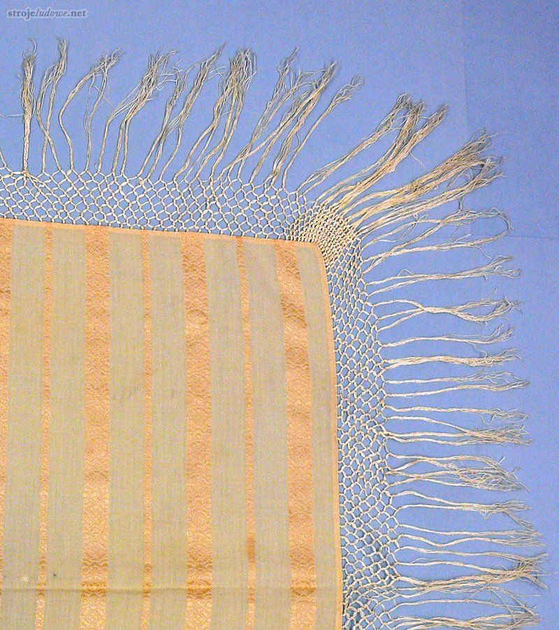 Chustka tzw. <em>kazimierówka</em>, ok. 1937, ze zbiorów Muzeum Północno-Mazowieckiego w Łomży, fot. W. Pawlak

Mieszkanki wsi drobnoszlacheckich, podobnie jak chłopki używały chustek, chociaż znacznie częściej niż one, nawet będąc mężatkami, chodziły z odsłoniętą głową.