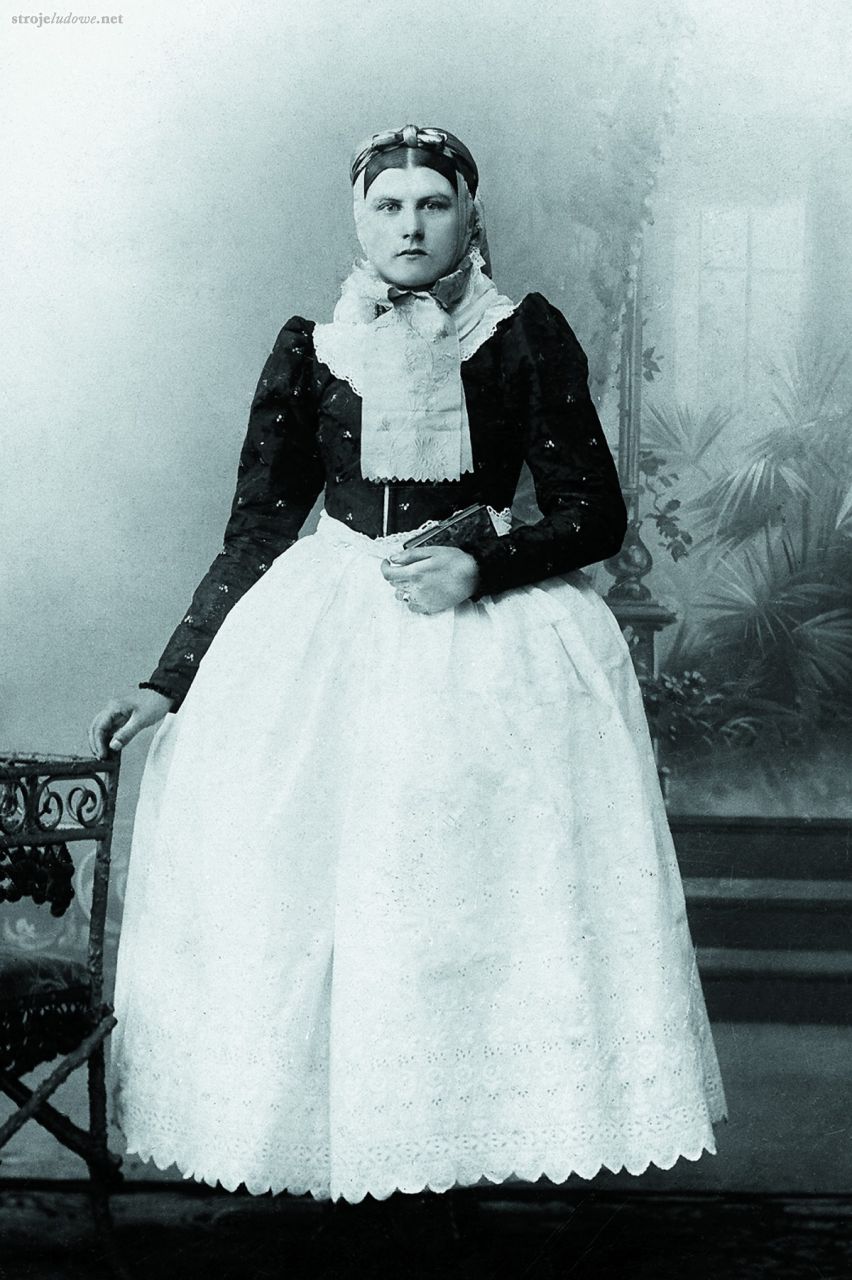 <strong> </strong>

Mężatka w uroczystym stroju bamberskim<strong>. </strong>Fotografia ze zbiorów Muzeum Etnograficznego, Oddział Muzeum Narodowego w Poznaniu

Czepki noszone były zarówno przez panny jak i przez mężatki, a używano ich dwa rodzaje. <em>Kopki</em> miały główki z kwadratowego kawałka tiulu, z przodu lekko zaokrąglonego, obszytego w części przy twarzy listwą z batystu. Główkę <em>kopki </em>z tyłu ściągano i dopasowywano do kształtu głowy. Wykończenie czepka stanowiły cztery wiązania, tzw. <em>bandy</em>, z batystu. Drugi typ to czepki o trzyczęściowej główce, utworzonej z trzech prostokątnych kawałków tiulu, wykończonych w części przy twarzy przyszytą do tasiemki wąską koronką, z tyłu ich denka były ściągnięte i dopasowane do kształtu głowy, czepek wykańczały także cztery batystowe <em>bandy</em>

<strong> </strong>