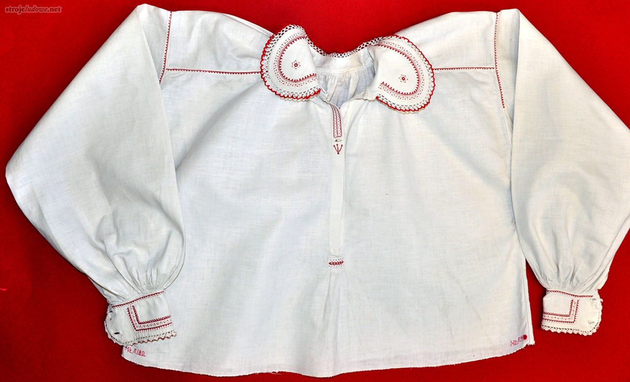 Koszula kobieca, Kadzidło, 1890 r., Muzeum Północno Mazowieckie w Łomży, fot. B Deptuła

Podstawę zdobienia koszul stanowiła zwykła stebnówka, wykonana na przyramkach (prostokątne kawałki tkaniny wszyte pomiędzy koszulę i rękawy), kołnierzyku i mankietach.