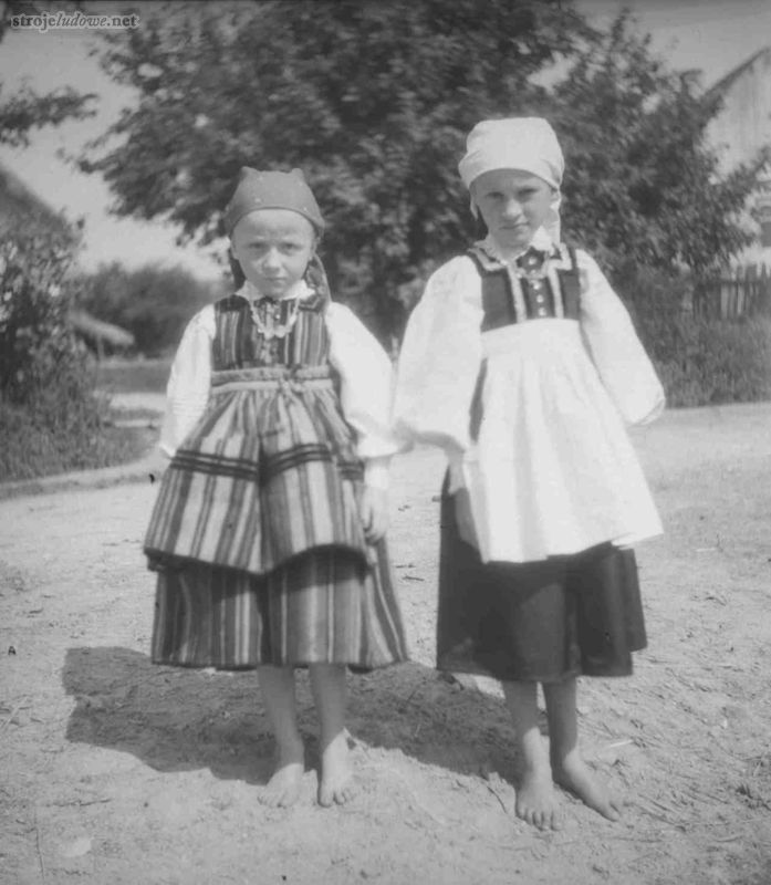 Dziewczynki w strojach opoczyńskich, 1955 r., Archiwum Etnograficzne Muzeum Archeologicznego i Etnograficznego w Łodzi, fot. K. Wecel

Długość kiecki sięgała kostek i dopiero w pierwszych latach XX w. ulegała skróceniu , a stanik zaczął być przyszywany. Kiecki ozdabiano naszytymi czarnymi aksamitnymi tasiemkami. Stanik zdobiono, zakładkami pionowo wzdłuż przodów na które naszywano czarne aksamitki.