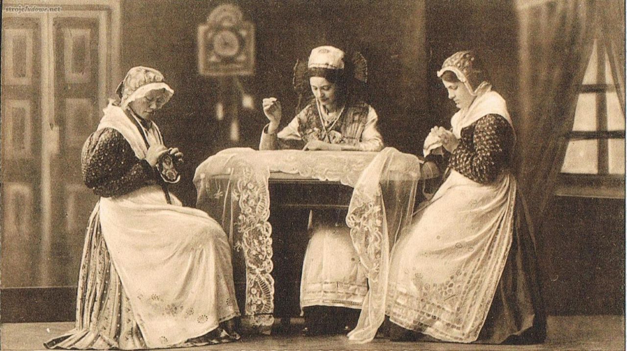 Trzy haftujące kobiety, fotografia ze zbiorów Muzeum Etnograficznego Oddział Muzeum Narodowego we Wrocławiu, autor nieznany