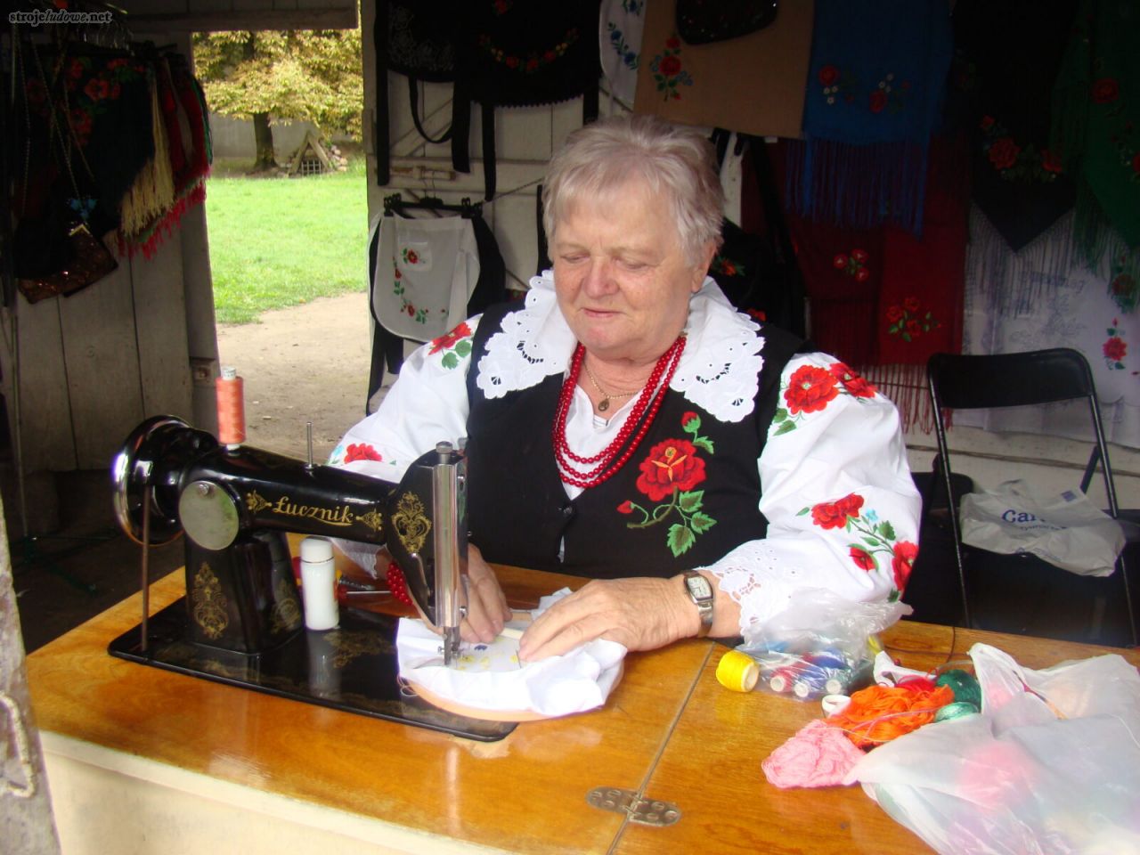 Hafciarka Wanda Bogusz, warsztaty rękodzielnicze w skansenie przy Muzeum w Łowiczu, 2016 r., fot. M. Bartosiewicz
