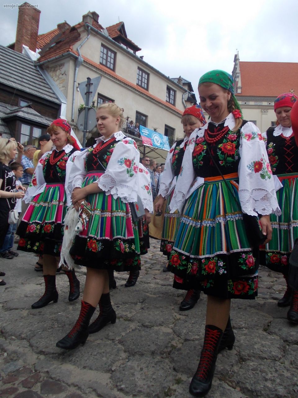 Kobiety w strojach łowickich podczas korowodu zespołów. Ogólnopolski Festiwal Kapel i Śpiewaków Ludowych w Kazimierzu Dolnym, czerwiec 2014 r., fot. D. Kunecki