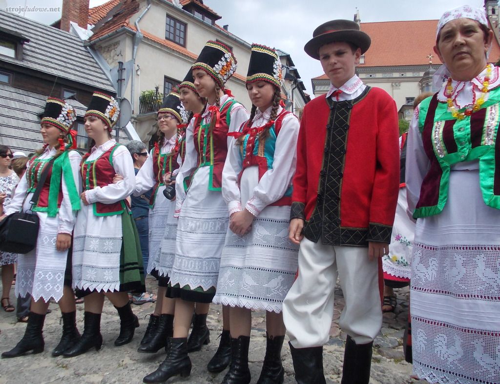 Kurpie z Puszczy Zielonej w strojach podczas korowodu zespołów. Ogólnopolski Festiwal Kapel i Śpiewaków Ludowych w Kazimierzu Dolnym, czerwiec 2014 r., fot. D. Kunecki