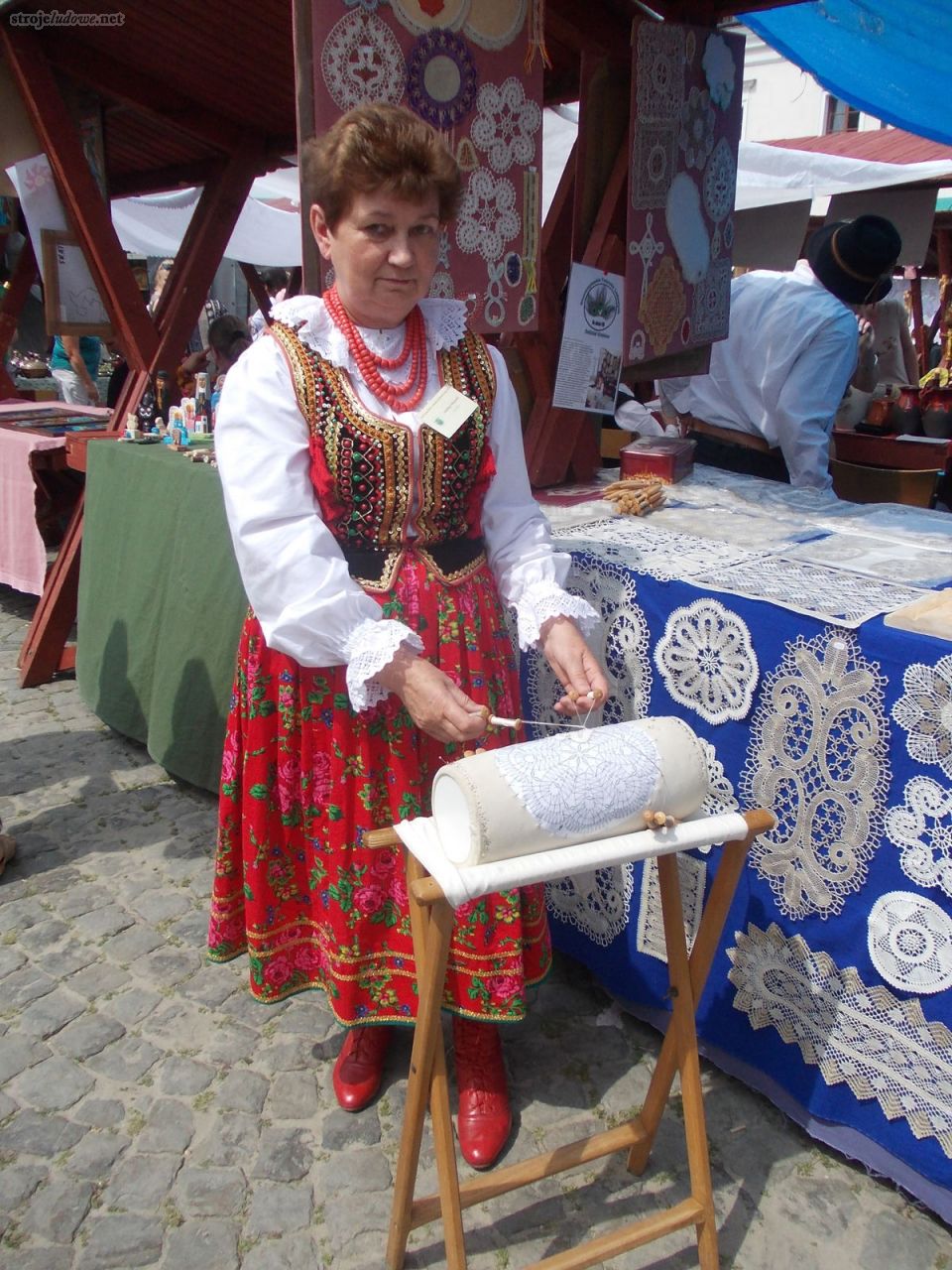 Jadwiga Elżbieta Węgorek, twórczyni ludowa, koronczarka, podczas kiermaszu towarzyszącego Ogólnopolskiemu Festiwalowi Kapel i Śpiewaków Ludowych w Kazimierzu Dolnym, czerwiec 2014 r., fot. M. Kunecka