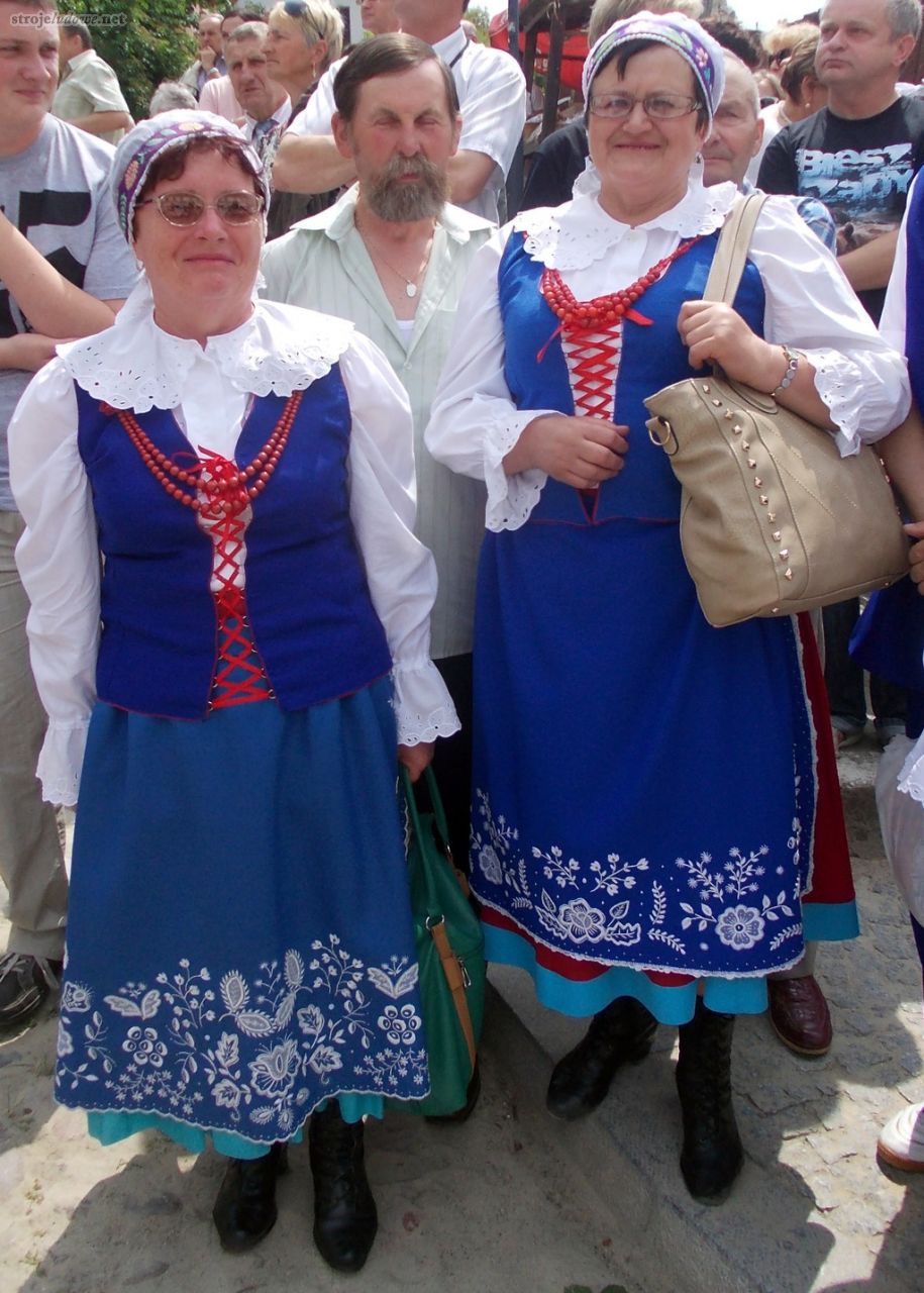 Zdobienie czepca, Kapela spod Kowala, Ogólnopolski Festiwal Kapel i Śpiewaków Ludowych w Kazimierzu Dolnym, czerwiec 2014 r., fot. D. Kunecki