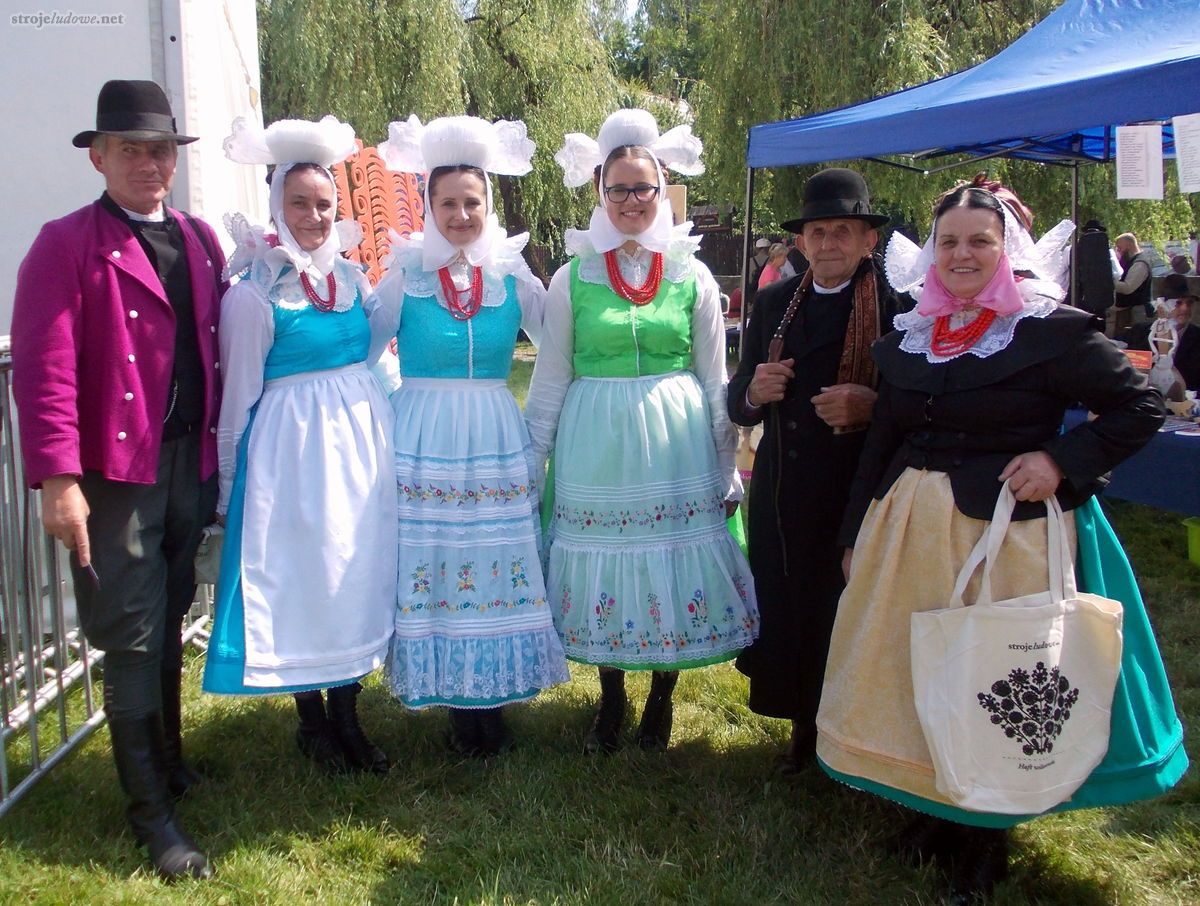 Biskupianie z Krobi w strojach. Ogólnopolski Festiwal Kapel i Śpiewaków Ludowych w Kazimierzu Dolnym, czerwiec 2014 r., fot. D. Kunecki