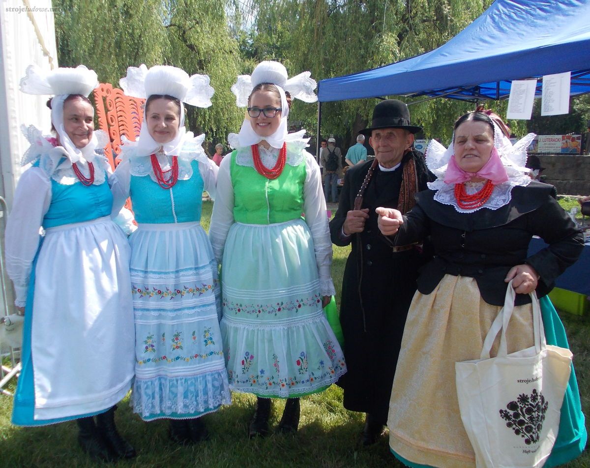 Biskupianie z Krobi w strojach. Ogólnopolski Festiwal Kapel i Śpiewaków Ludowych w Kazimierzu Dolnym, czerwiec 2014 r., fot. D. Kunecki