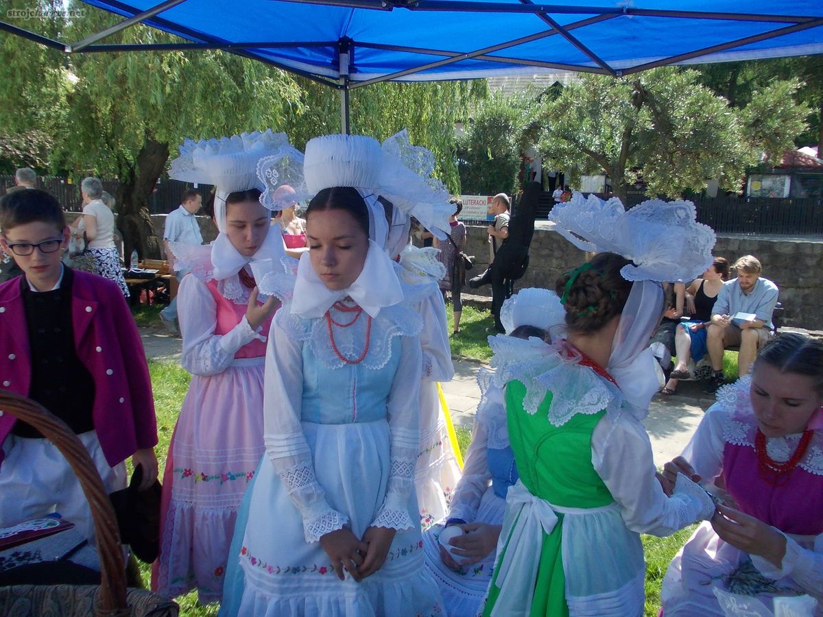 Młodzi Biskupianie z Krobi w strojach. Ogólnopolski Festiwal Kapel i Śpiewaków Ludowych w Kazimierzu Dolnym, czerwiec 2014 r., fot. D. Kunecki