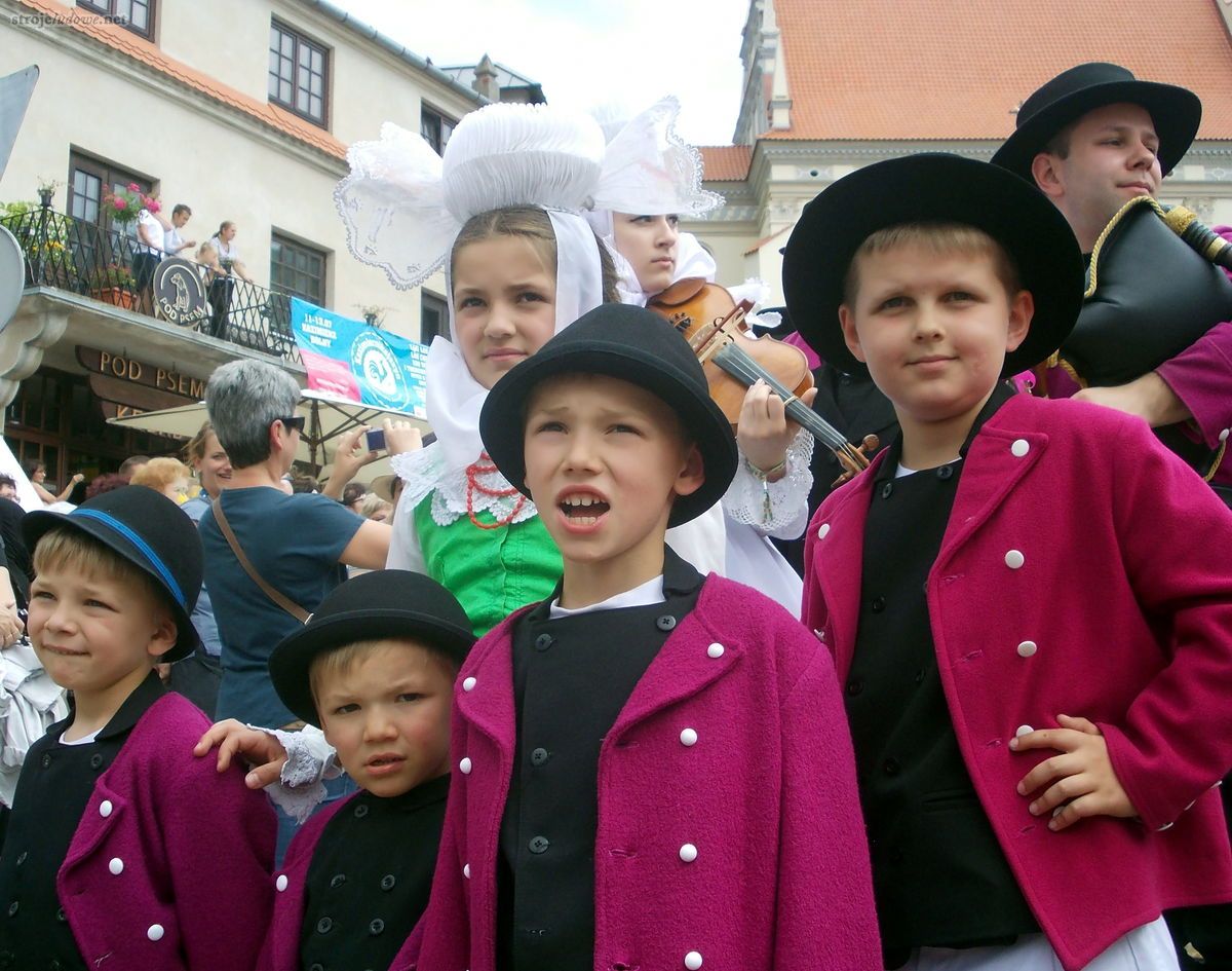 Biskupianie podczas korowodu zespołów. Ogólnopolski Festiwal Kapel i Śpiewaków Ludowych w Kazimierzu Dolnym, czerwiec 2014 r., fot. M. Kunecka