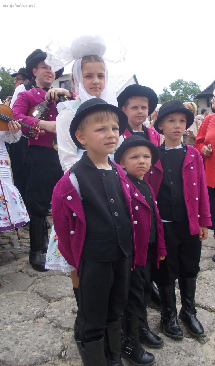 Biskupianie podczas korowodu zespołów. Ogólnopolski Festiwal Kapel i Śpiewaków Ludowych w Kazimierzu Dolnym, czerwiec 2014 r., fot. M. Kunecka