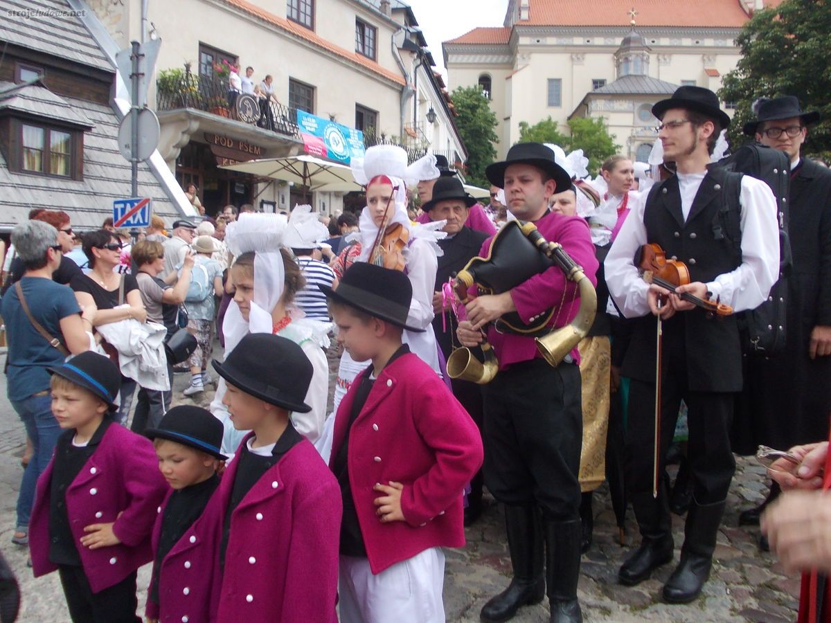 Biskupianie podczas korowodu zespołów. Ogólnopolski Festiwal Kapel i Śpiewaków Ludowych w Kazimierzu Dolnym, czerwiec 2014 r., fot. D. Kunecki