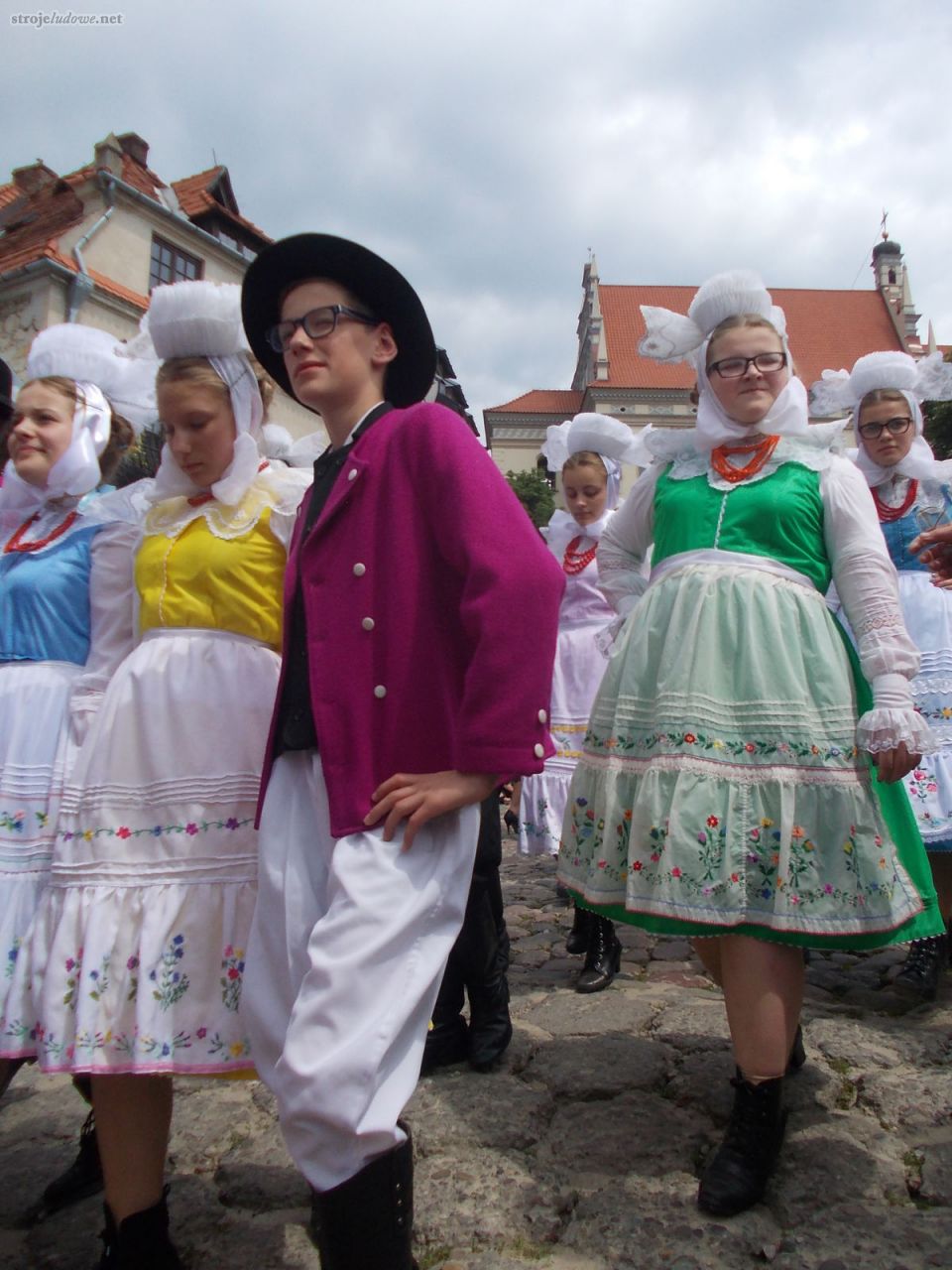 Biskupianie podczas korowodu zespołów. Ogólnopolski Festiwal Kapel i Śpiewaków Ludowych w Kazimierzu Dolnym, czerwiec 2014 r., fot. D. Kunecki